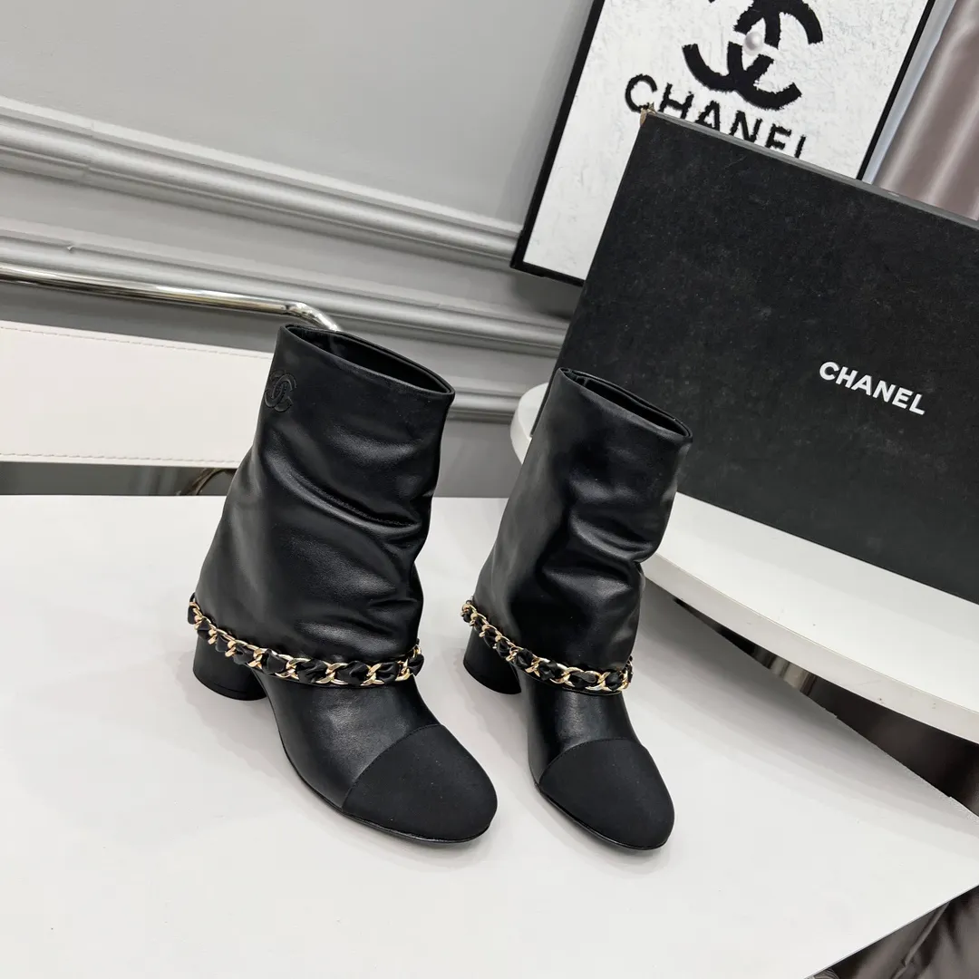 👟👟Ex-factory price 980👟👟 High version of Chanel CHANEL, 🌞🌞🌞Xiaoxiang’s latest boots for autumn and winter 2025, a must-have item for this autumn and winter! ! Ms. Chanel loves simple yet irresistible combinations to show her unique style. Mix and match freely to shine⚡Follow Grandma’s fashion steps! ! ! The top-notch craftsmanship and texture are perfectly presented. No matter any details, you can compare them with the counters. The best quality products can be entered and exited from the counters at will! ! ❶Material: imported cowhide ❷Inner lining: cowhide lining ❸Feet: cowhide lining ❹Outsole: original Italian leather outsole ❺Heel height: 5.5cm ❻Boot shaft height: 8 inches ❼Number: 35-40 (40 and 41 are customized and cannot be returned)